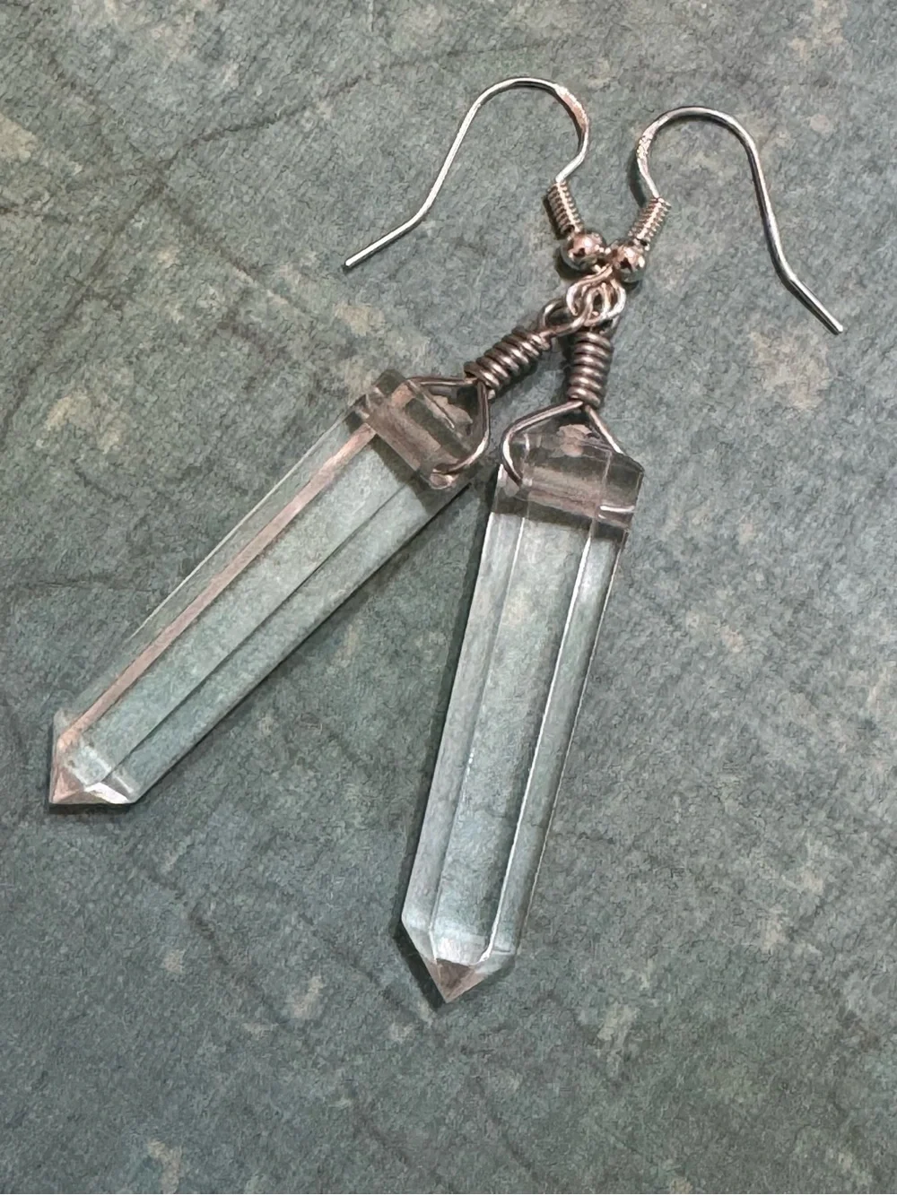 LUCITE CRYSTAL POINT SHAPE EARRINGS
